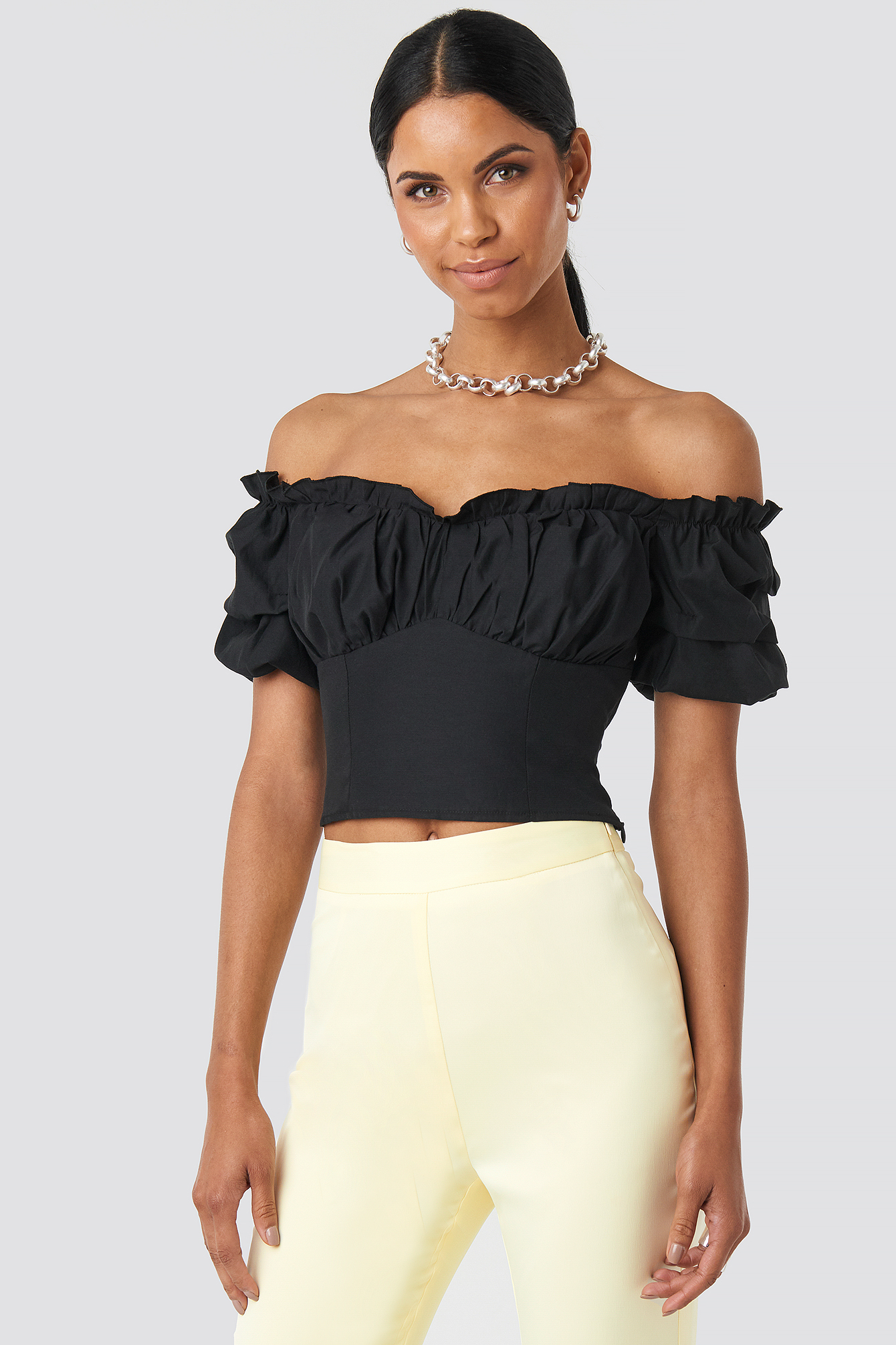 Off Shoulder Ruffle Cup Cropped Blouse Noir Na Kdfr 5430